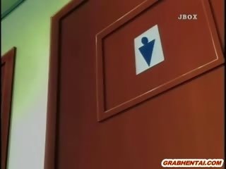 Ogrodzony hentai shoving wibrator w the toaleta